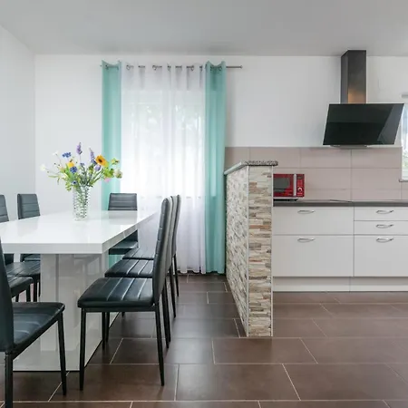 Stunning In With Kitchen *